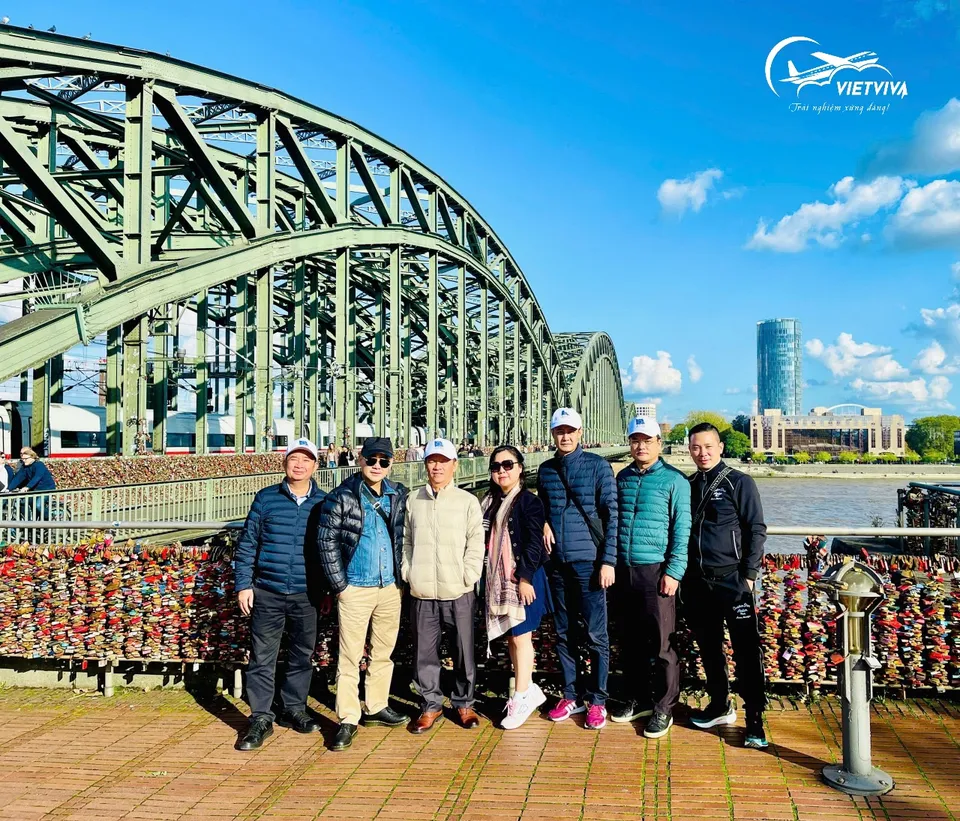 KHÁCH CHỤP HÌNH TẠI CÂY CẦU HOHENZOLLERN
