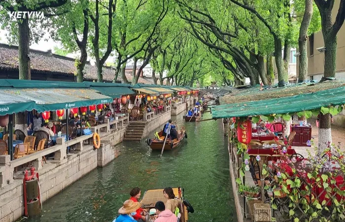 Du ngoạn trên thuyền ngắm nhìn cảnh Đông Lý là hoạt động bạn nên trải nghiệm