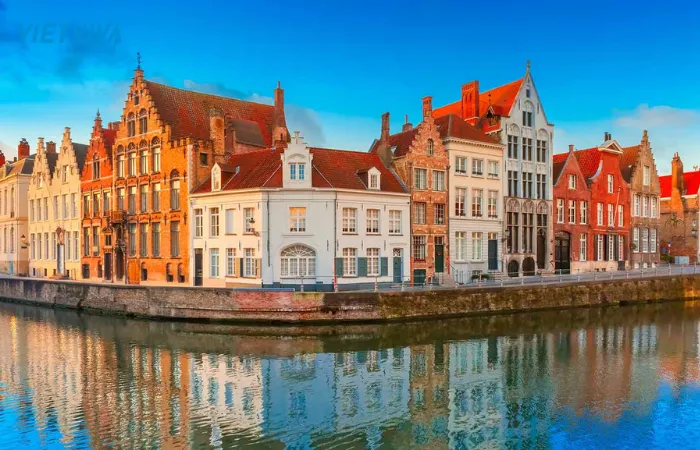Kênh đào Bruges tĩnh lặng xanh trong