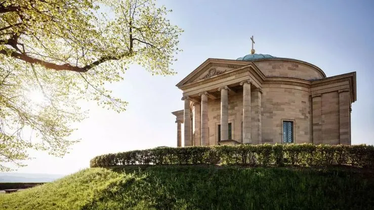 Di chuyển đến nhà nguyện Sepulchral nằm trên đồi Württemberg