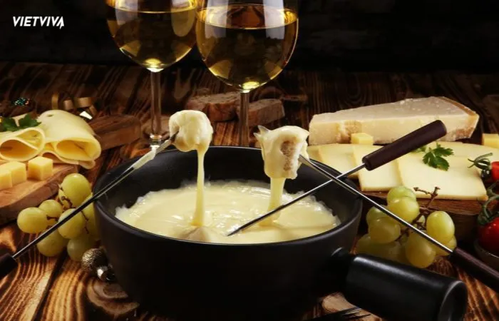 Món phô mai nóng chảy được ăn kèm với khoai tây, thịt và rau củ