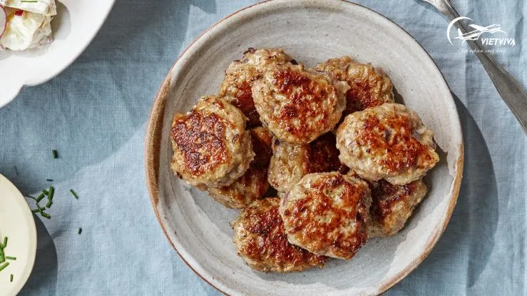 Thịt viên Frikadeller ăn kèm salad