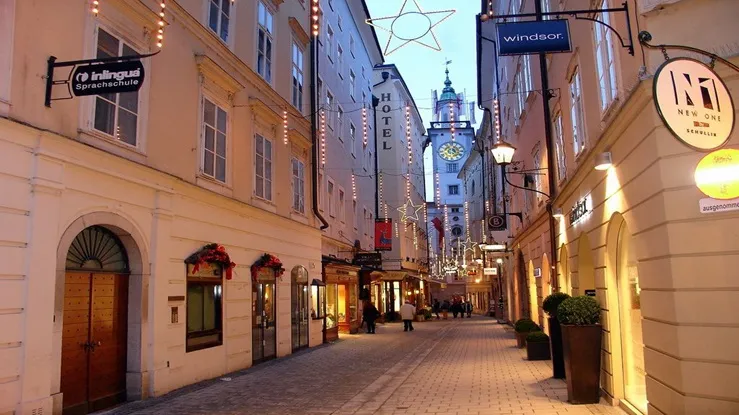 Phố cổ Salzburg tụ họp nhiều cửa hàng thời trang và công trình đặc sắc