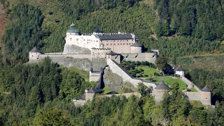 Khám phá lâu đài Hohensalzburg nổi tiếng trên núi Festungsberg