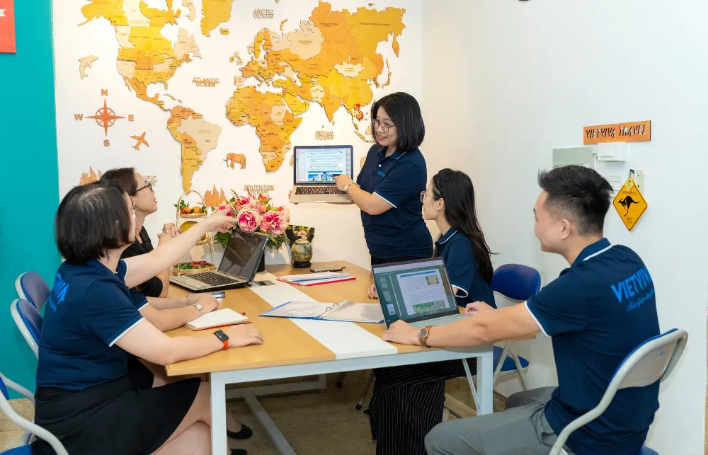 Văn phòng và đội ngũ Vietviva Travel