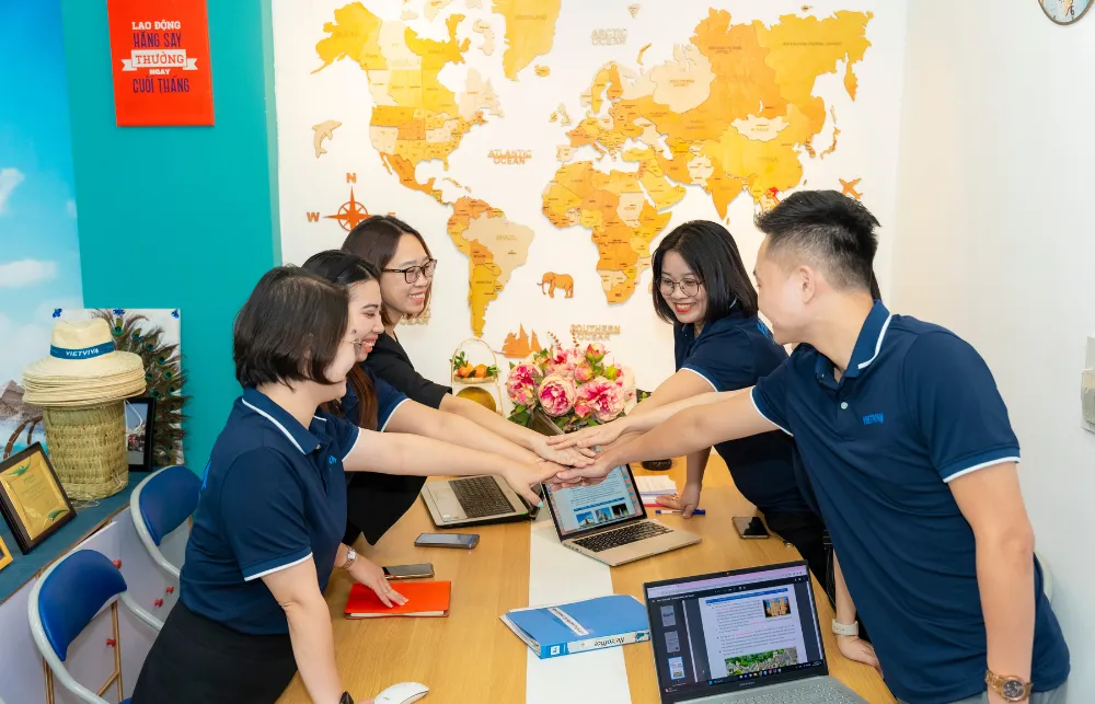 Văn phòng và đội ngũ Vietviva Travel