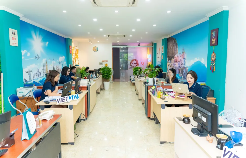 Văn phòng và đội ngũ Vietviva Travel