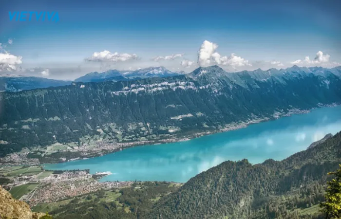 Hồ Brienz nằm giữa núi rừng trùng điệp