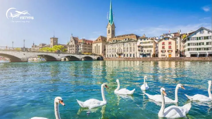 Hồ nước Lake Zurich là một trong những điểm đến nổi tiếng ở Thụy Sĩ