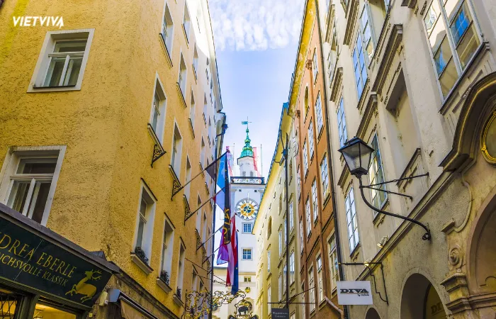 Khu phố đi bộ Getreidegasse sôi động