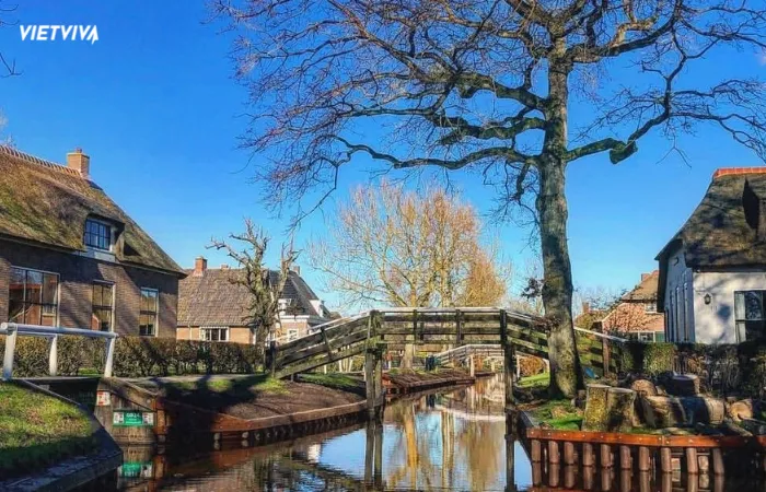 Cây cầu nhỏ tại Giethoorn