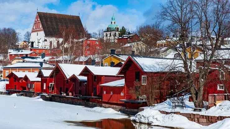 Porvoo có các công trình nhà được xây dựng bằng gỗ và sơn màu sặc sỡ