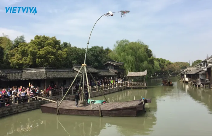 Hình ảnh buổi biểu diễn “Thuyền hoa Tằm” đặc sắc