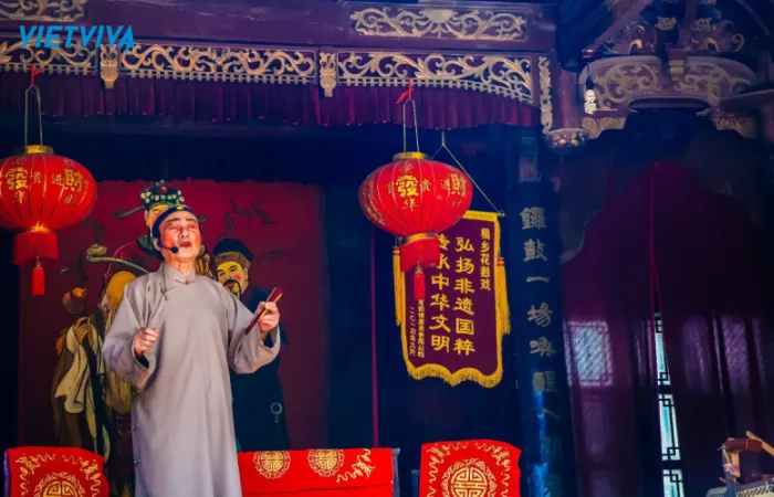 Hình ảnh người nghệ sĩ biểu diễn hát kịch Trống Hoa ở Ô Trấn