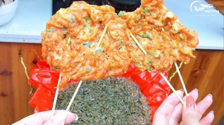 Bánh tép truyền thống tại Phượng Hoàng Cổ Trấn