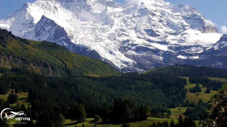 Dãy núi Alps đẹp như tranh vẽ