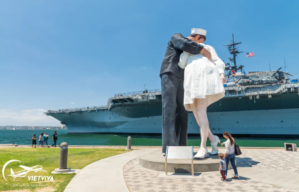 KHU CHIẾN HẠM USS MIDWAY