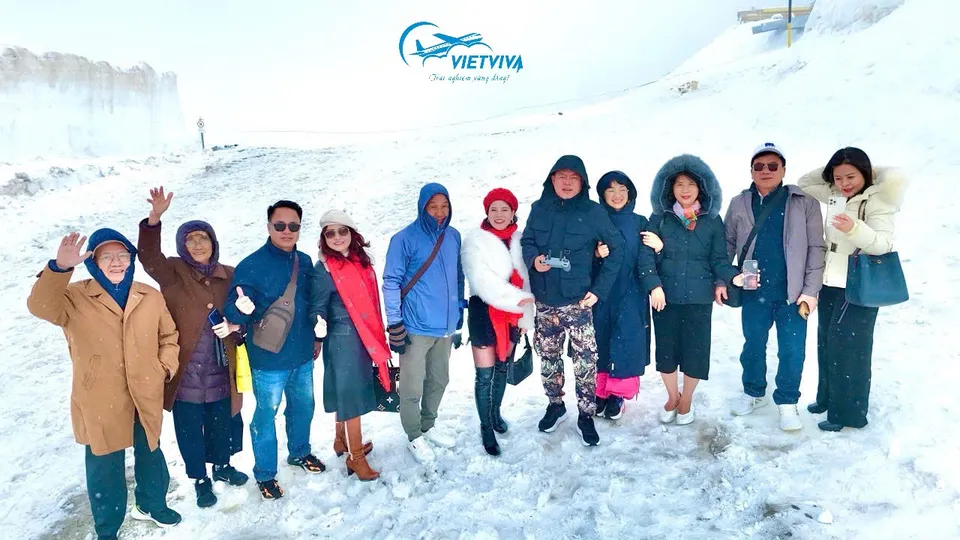 KHÁCH CHỤP HÌNH TRÊN NÚI TUYẾT TITLIS