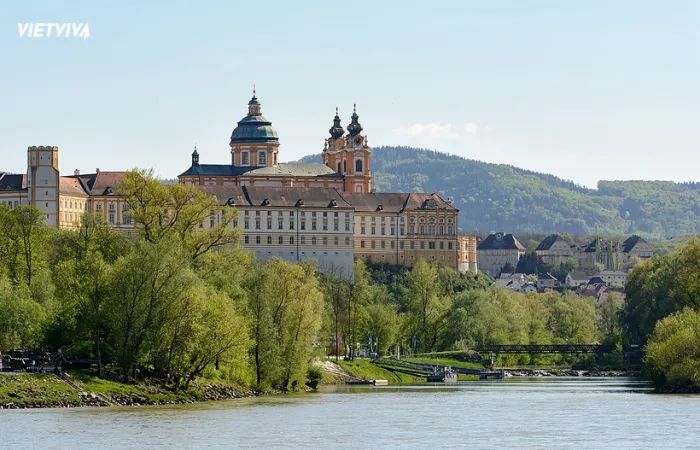 Tu viện được xây dựng bên bờ sông Danube hữu tình