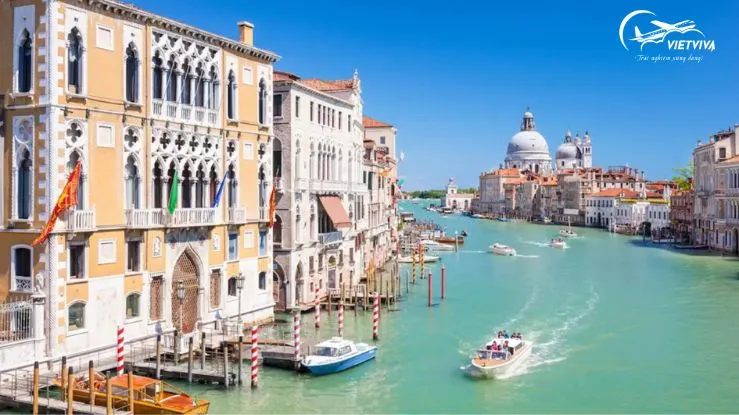 Kênh đào Grand Canal với làn nước trong xanh