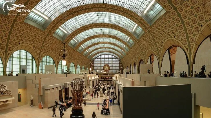 Tầng trệt của viện bảo tàng Louvre