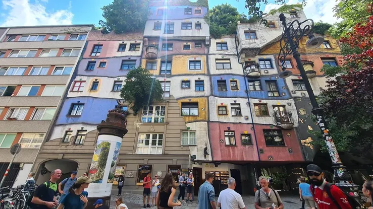 Khám phá ngôi nhà Hundertwasser với phong cách thiết kế độc lạ, ấn tượng